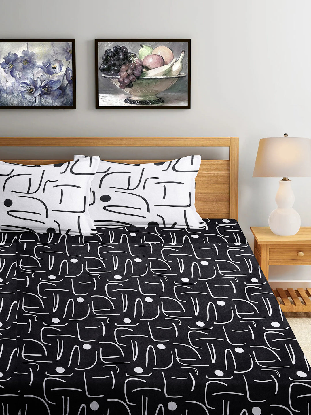 Arrabi Black Geometric TC Cotton Blend Super King Size Fitted Bedsheet with 2 Pillow Covers (270 X 260 Cm)