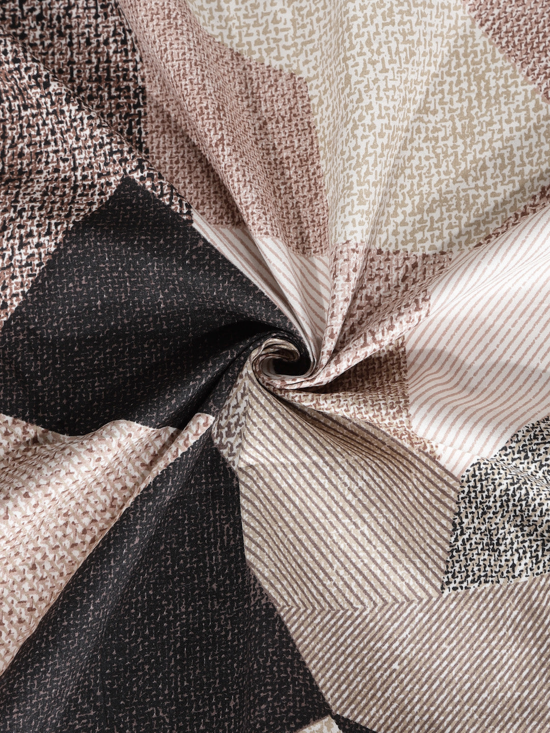 Arrabi Multi Geometric TC Cotton Blend Super King Size Bedsheet with 2 Pillow Covers (270 x 260 cm)