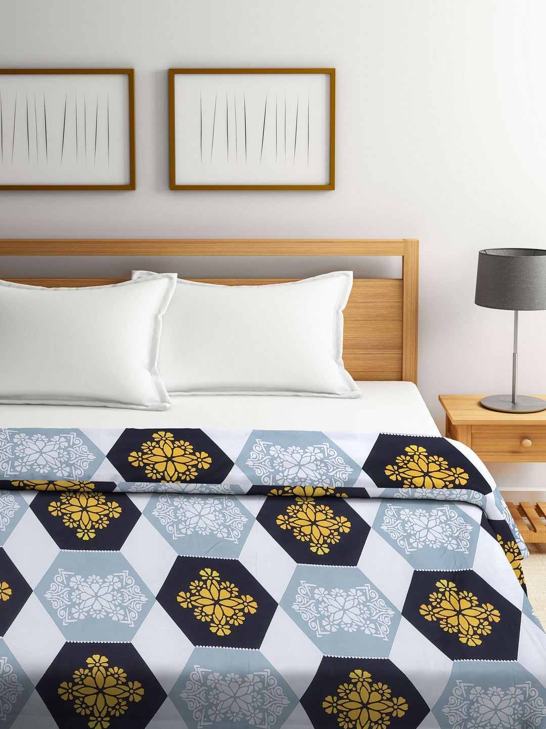 Arrabi Multi Geometric TC Cotton Blend 350 GSM Double Size Comforter (240 x 215 cm)