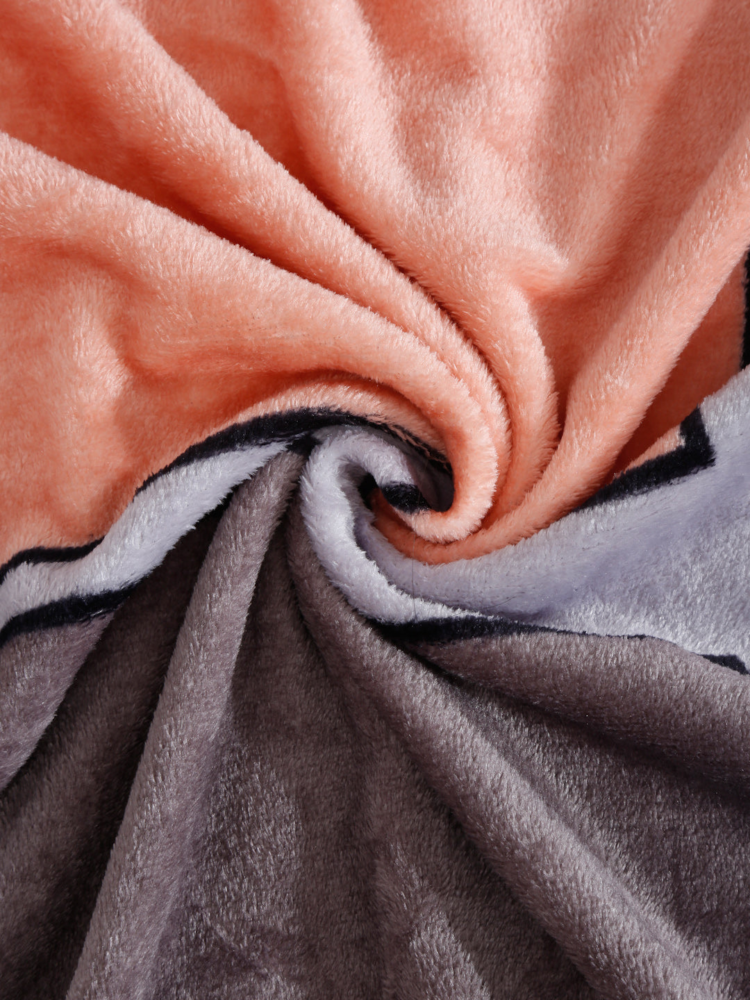 Arrabi Multi Geometric TC Cotton Blend King Size Winter Bedsheet with 2 Pillow Covers (245 X 215 cm)