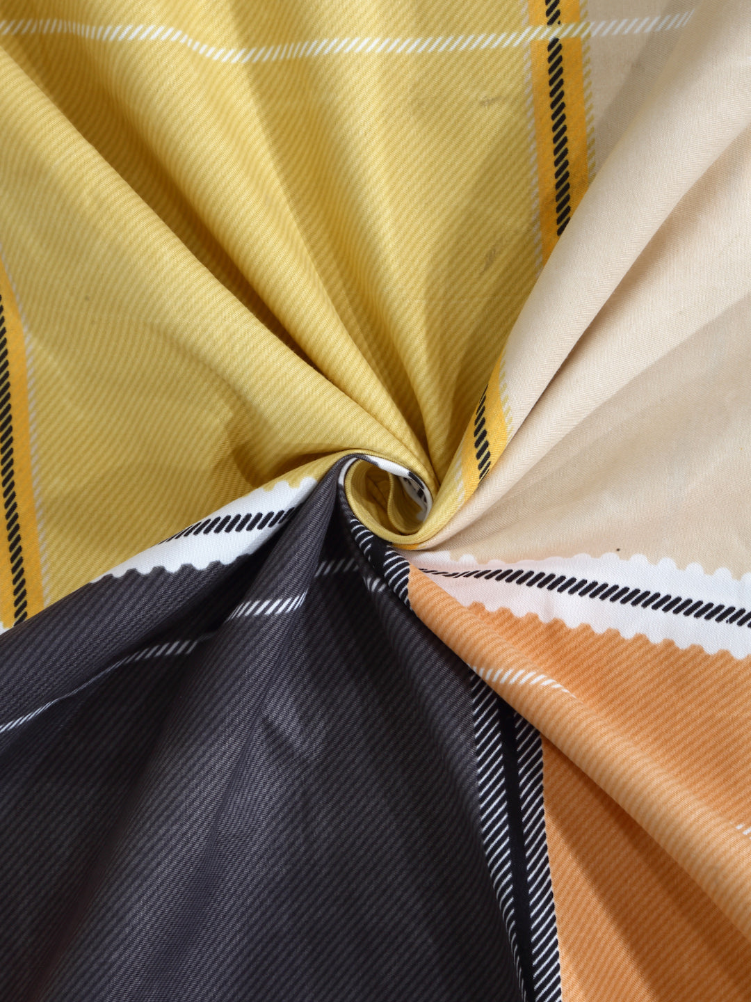 Arrabi Multi Geometric TC Cotton Blend Super King Size Bedsheet with 2 Pillow Covers (270 X 260 cm)